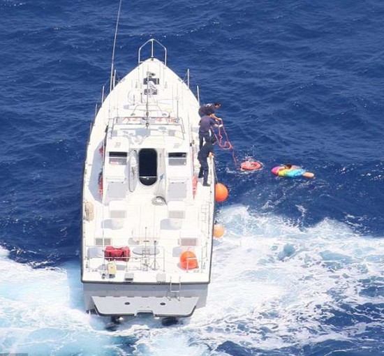 Κρήτη; Αυτή είναι η γυναίκα που πέρασε 20 ώρες στη θάλασσα πάνω σε φουσκωτό στρώμα – Εικόνες από τη δραματική διάσωσή της - Φωτογραφία 2