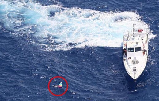 Κρήτη; Αυτή είναι η γυναίκα που πέρασε 20 ώρες στη θάλασσα πάνω σε φουσκωτό στρώμα – Εικόνες από τη δραματική διάσωσή της - Φωτογραφία 3