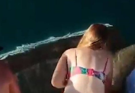 Τρομακτικό βίντεο! Πήγε να... ταΐσει καρχαρία και την άρπαξε - Φωτογραφία 1