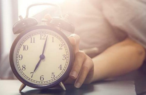 Aυτή είναι η ακριβής ώρα που πρέπει να κοιμάσαι αν ξυπνάς κάθε πρωί στις 7 (και δεν είναι αυτή που νομίζεις)... - Φωτογραφία 1