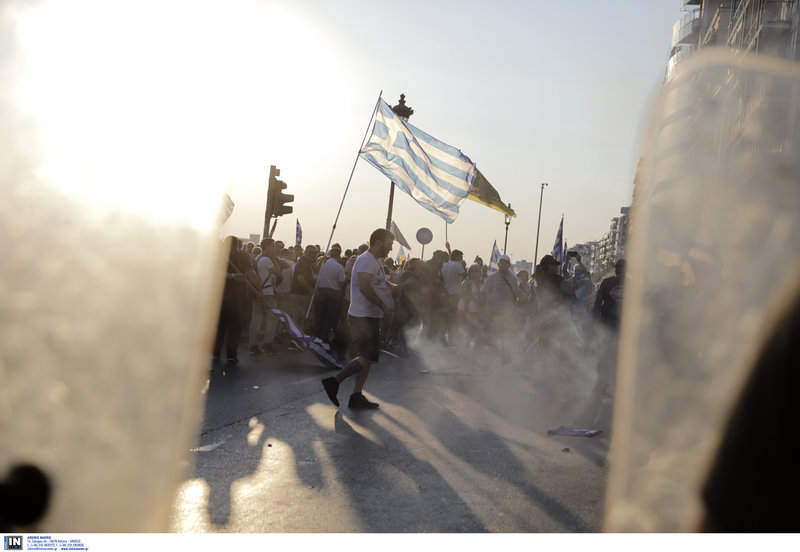 Θεσσαλονίκη: Ένταση και επεισόδια στην πορεία διαμαρτυρίας για το όνομα της Μακεδονίας - Φωτογραφία 4