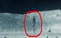 Υπάρχουν εξωγήινοι! Δείτε το βίντεο με ένα πλάσμα που περπατάει στο φεγγάρι και δεν είναι άνθρωπος...