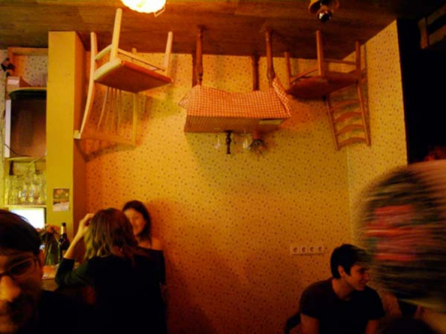 Το μπαρ που φέρνει… τα πάνω κάτω [photos] - Φωτογραφία 2