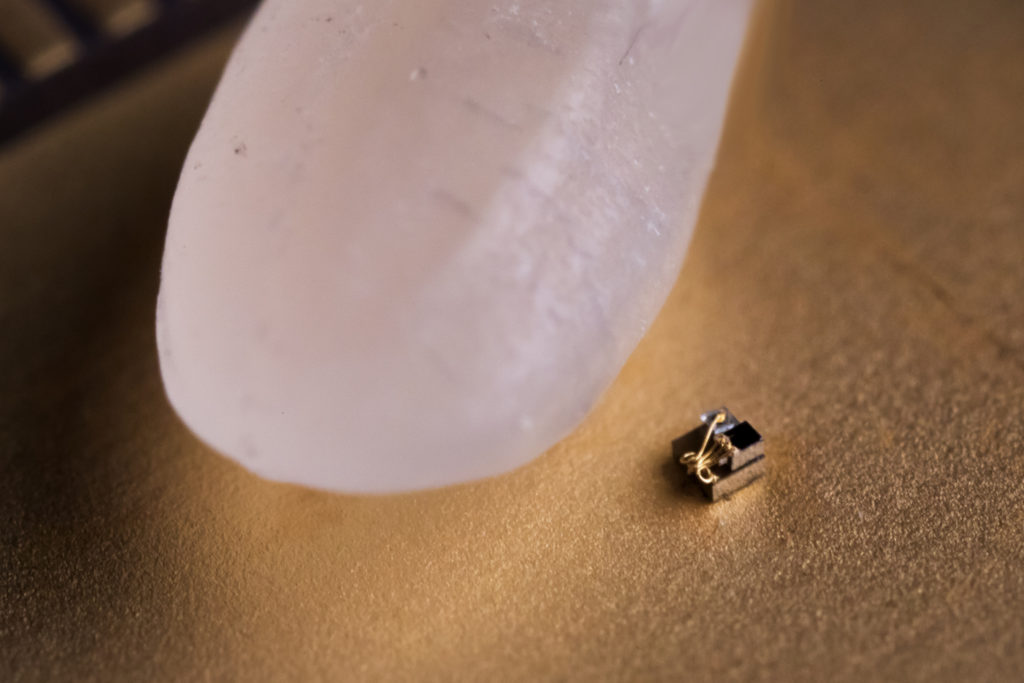 Επιστήμονες κατασκεύασαν τον μικρότερο υπολογιστή που «χωράει» σε ένα κόκκο ρυζιού - Φωτογραφία 1