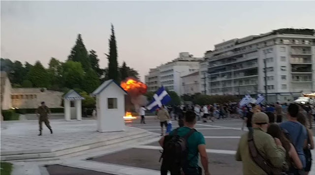 Σε συλλήψεις μετατράπηκαν οι προσαγωγές για τα επεισόδια στη συγκέντρωση για τη Μακεδονία [Εικόνες-Βίντεο] - Φωτογραφία 2