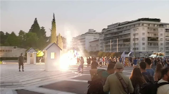 Σε συλλήψεις μετατράπηκαν οι προσαγωγές για τα επεισόδια στη συγκέντρωση για τη Μακεδονία [Εικόνες-Βίντεο] - Φωτογραφία 3