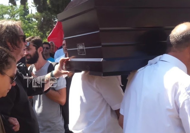Τζέσυ Παπουτσή: Θρήνος στο τελευταίο αντίο – Πλήθος κόσμου στην κηδεία της [photos] - Φωτογραφία 5