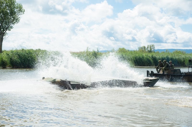 Μεγάλη επιχειρησιακή άσκηση πλωτών μέσων στο Δ' Σώμα Στρατού στη Θράκη (ΦΩΤΟ) - Φωτογραφία 6