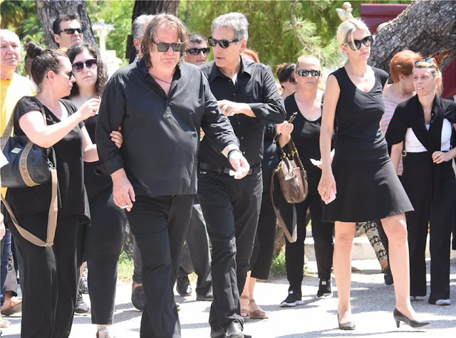 Πλήθος κόσμου στη κηδεία της Τζέσυς Παπουτσή - «Λύγισαν» μπροστά στις κάμερες οι συνάδελφοι της! (ΦΩΤΟ & ΒΙΝΤΕΟ) - Φωτογραφία 2