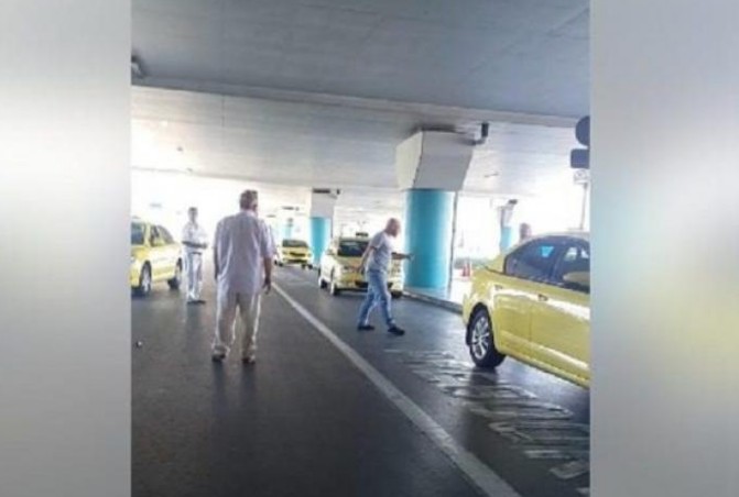 Ελ. Βενιζέλος: Οδηγοί ταξί έπαιξαν ξύλο για μια θέση στην πιάτσα [video] - Φωτογραφία 1
