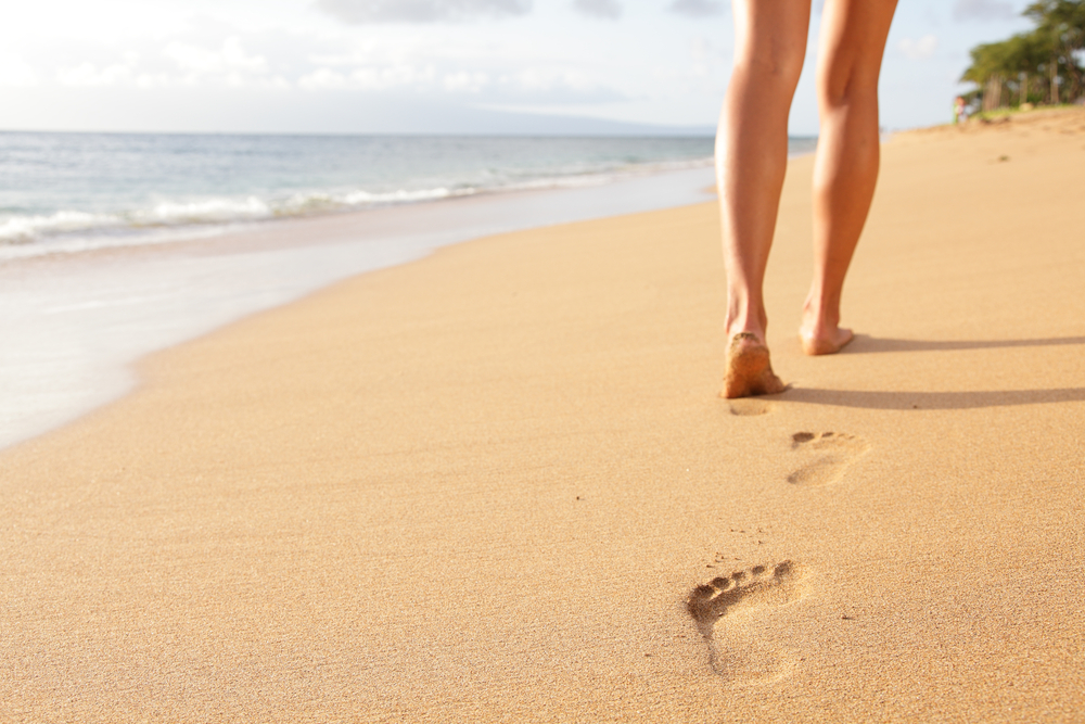 Τι παθαίνει το δέρμα όταν περπατάμε ξυπόλητοι στην άμμο - Φωτογραφία 1