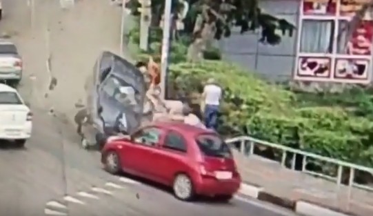 ΣΟΚΑΡΙΣΤΙΚΟ τροχαίο: Αυτοκίνητο παρέσυρε πεζούς - Ένας νεκρός, τρεις τραυματίες – Βιντεο-ντοκουμέντο! - Φωτογραφία 1