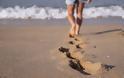 Πόσο ασφαλές είναι το περπάτημα με γυμνό πέλμα στην άμμο;