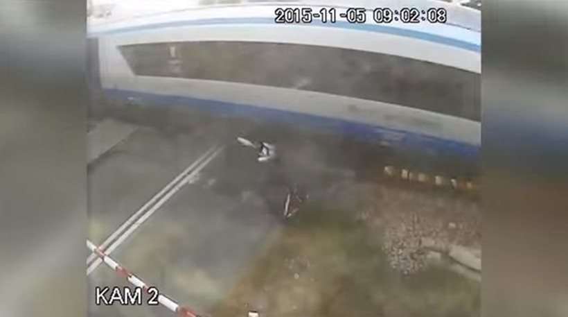 Σοκαριστικό βίντεο: Ποδηλάτης συγκρούεται με τρένο και γλιτώνει από θαύμα - Φωτογραφία 1