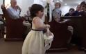 Αγωνίστρια ετών 3: Νίκησε τη λευχαιμία κι έγινε παρανυφάκι στο γάμο της γυναίκας που την έσωσε [video]