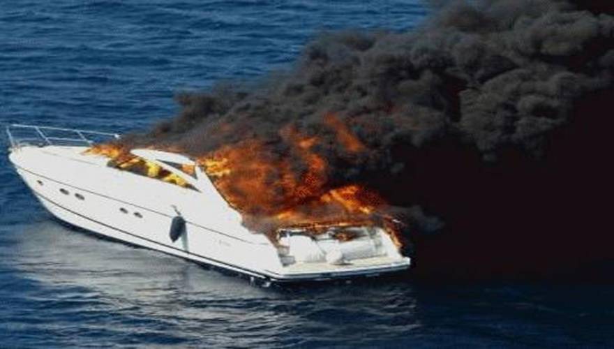 Απίστευτο βίντεο! Δείτε πώς έσβησαν φωτιά από πλοίο που καιγόταν.... [video] - Φωτογραφία 1