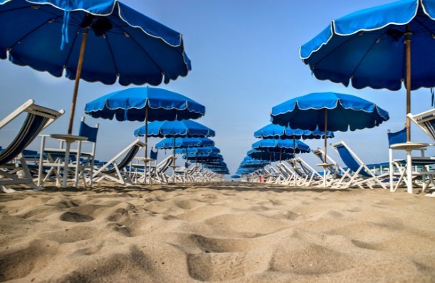 Παραλία: Κόλπα για να μειώσετε την αφόρητη ζέστη εκεί που κάθεστε [video] - Φωτογραφία 1