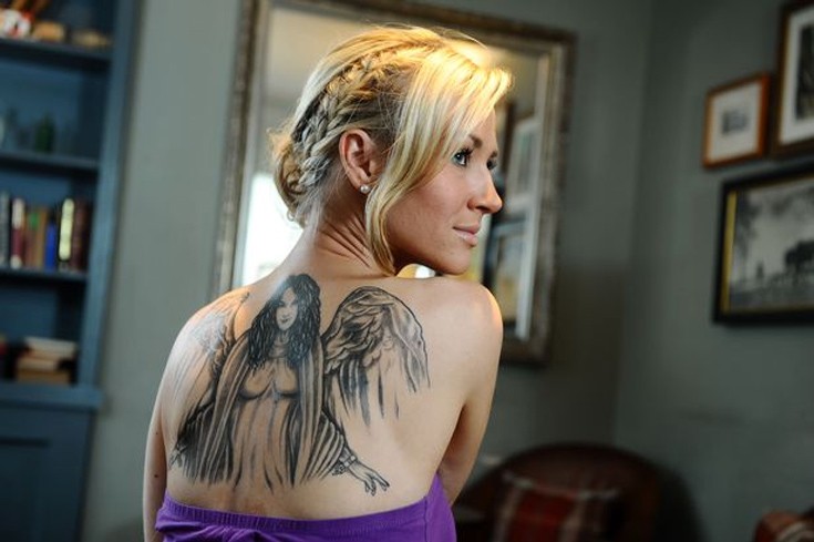 Έκανε τατουάζ με τη στάχτη της νεκρής αδελφής της [photos] - Φωτογραφία 2