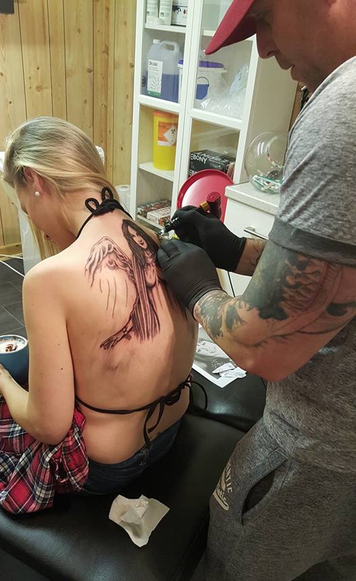 Έκανε τατουάζ με τη στάχτη της νεκρής αδελφής της [photos] - Φωτογραφία 4