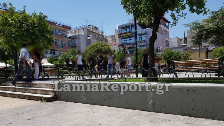 Λαμία: Έπεσε πάλι ξύλο στην πλατεία Πάρκου (ΒΙΝΤΕΟ-ΦΩΤΟ) - Φωτογραφία 7