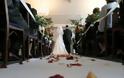 Επεισοδιακός γάμος στη Λάρισα: Έπιασαν καλεσμένη να κλέβει τα «φακελάκια» για τους νεόνυμφους!