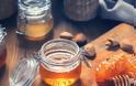 Πόσο υγιεινό είναι το μέλι; Δείτε 5 τρόπους που σας ωφελεί