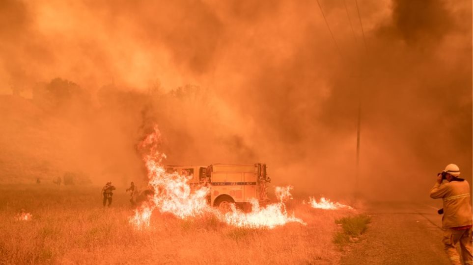 Καλιφόρνια: Καίγονται σπίτια από μεγάλη πυρκαγιά - Κάτοικοι απομακρύνονται - Φωτογραφία 1