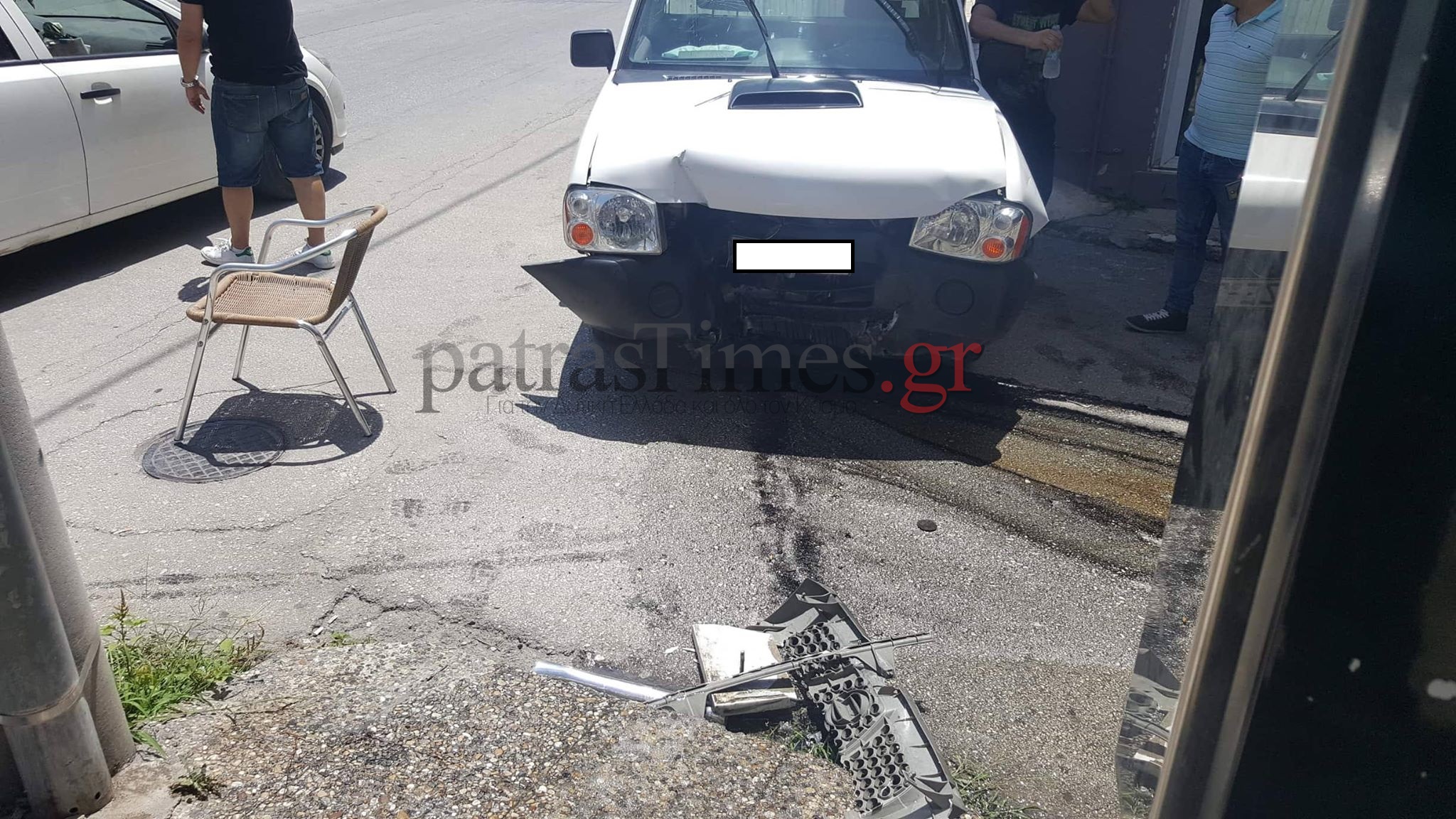 Πάτρα: Ημιφορτηγό τα πήρε όλα σβάρνα-ανέβηκε σε πεζοδρόμιο-παρέσυρε τραπεζοκαθίσματα - Φωτογραφία 2