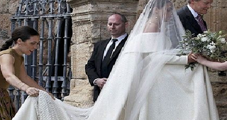 Απίστευτος γάμος στον Πύργο: Η νύφη πήγε στην εκκλησία με το… Κάγκελο οι καλεσμένοι - Φωτογραφία 1