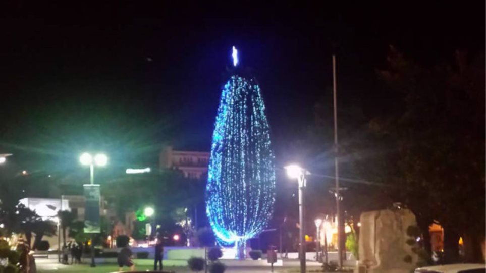 Καβάλα: Άναψαν το χριστουγεννιάτικο δέντρο στην κεντρική πλατεία - Φωτογραφία 1