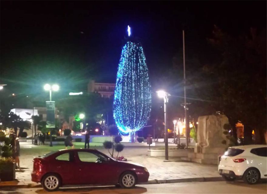 Καβάλα: Άναψαν το χριστουγεννιάτικο δέντρο στην κεντρική πλατεία - Φωτογραφία 2