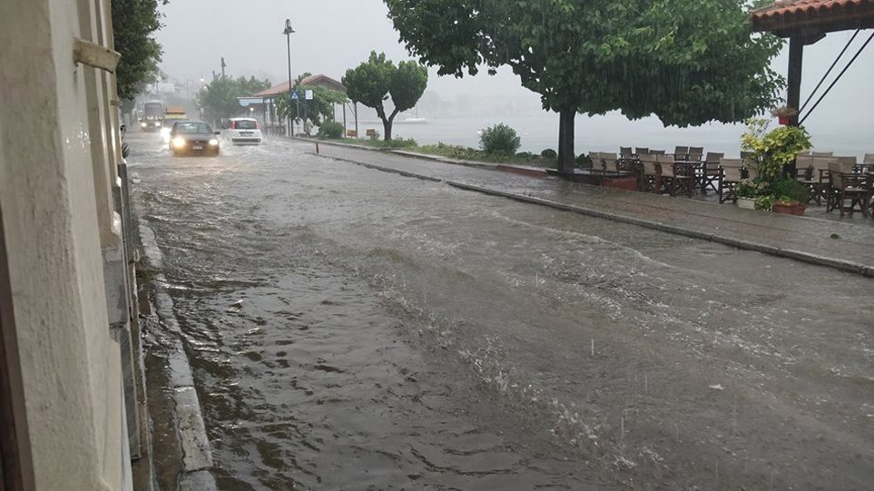 Καταστροφικό μπουρίνι στον Βόλο: Πλημμύρες, εγκλωβισμένα αυτοκίνητα και δέντρα πεσμένα - Φωτογραφία 1