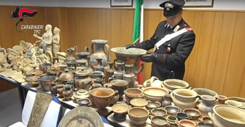 «Επιχείρηση Δήμητρα»: Η ιταλική αστυνομία εξαρθρώνει το μεγαλύτερο κύκλωμα αρχαιοκάπηλων των τελευταίων ετών - Φωτογραφία 1