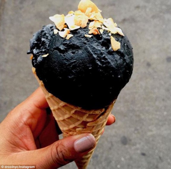 Η Νέα Υόρκη απαγορεύει τα μαύρα παγωτά για έναν πολύ σοβαρό λόγο - Φωτογραφία 1