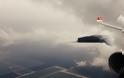 Επιβάτης πτήσης καταγράφει τεράστιο UFO πάνω από τη Γερμανία και δίπλα στο φτερό [video]