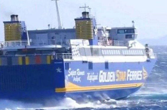Μάγκας καπετάνιος δένει καράβι στο λιμάνι της Τήνου με ριπές ανέμου 9 μποφόρ [video] - Φωτογραφία 1