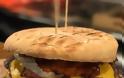 Ποιος είναι ο χασάπης και σεφ Σπύρος Αλαφούζος που έκανε να παραμιλάει όλη η Αθήνα με τα σκληροπυρηνικά burger του; Σας τον αποκαλύπτουμε σήμερα... - Φωτογραφία 9