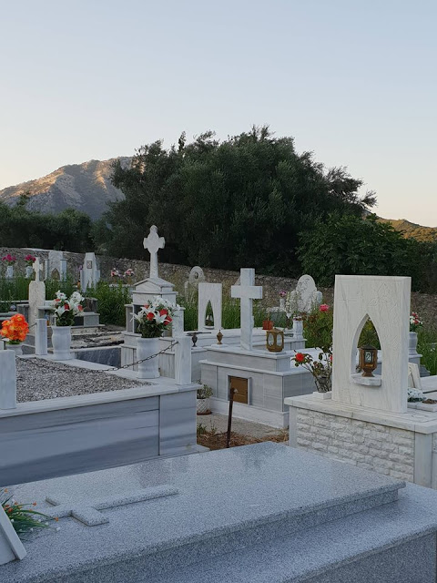 Αγριόχορτα πνίγουν τους τάφους στο ΒΑΣΙΛΟΠΟΥΛΟ Ξηρομέρου (ΦΩΤΟ) - Φωτογραφία 21