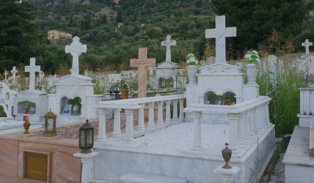 Αγριόχορτα πνίγουν τους τάφους στο ΒΑΣΙΛΟΠΟΥΛΟ Ξηρομέρου (ΦΩΤΟ) - Φωτογραφία 5