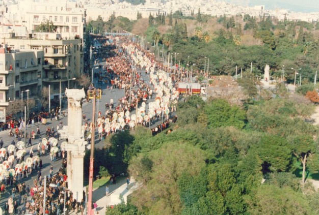 Όταν η Ελλάδα πενθεί: Θάνατοι διάσημων Ελλήνων που συγκλόνισαν το πανελλήνιο - 7 κηδείες που μετατράπηκαν σε λαϊκό προσκύνημα [photos] - Φωτογραφία 5