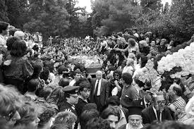 Όταν η Ελλάδα πενθεί: Θάνατοι διάσημων Ελλήνων που συγκλόνισαν το πανελλήνιο - 7 κηδείες που μετατράπηκαν σε λαϊκό προσκύνημα [photos] - Φωτογραφία 6