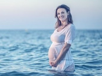 Εγκυμοσύνη: Τι ισχύει για ταξίδια, ηλιοθεραπεία και μπάνιο στη θάλασσα - Φωτογραφία 1