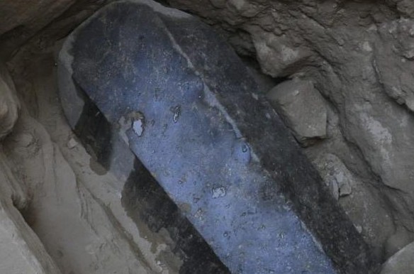 Μυστηριώδης τεράστια μαύρη σαρκοφάγος βρέθηκε στη Αίγυπτο και κανείς δεν ξέρει τι έχει μέσα [Photos] - Φωτογραφία 1