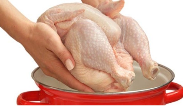 Το λάθος που κάνουν όλοι όταν ξεπαγώνουν το κοτόπουλο: Μεγάλος κίνδυνος για την υγεία - Φωτογραφία 1