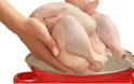 Το λάθος που κάνουν όλοι όταν ξεπαγώνουν το κοτόπουλο: Μεγάλος κίνδυνος για την υγεία
