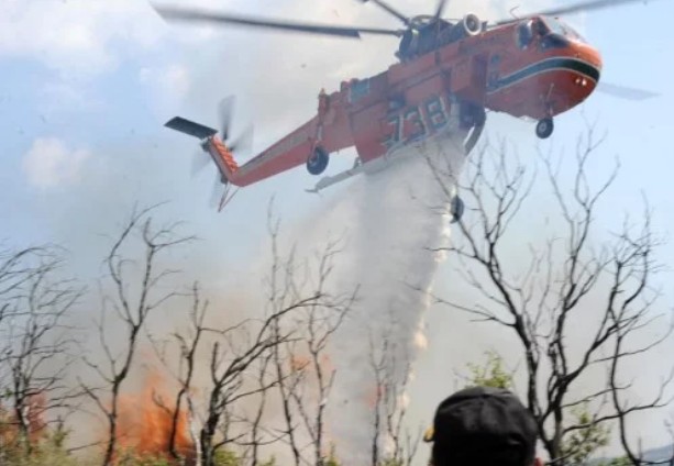 Μεγάλη φωτιά στην Κρήτη - Σηκώθηκε το πυροσβεστικό ελικόπτερο - Φωτογραφία 1