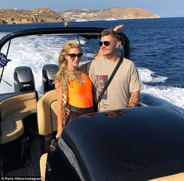 Paris Hilton: Ξέγνοιαστες στιγμές στο νησί των ανέμων με τον αρραβωνιαστικό της! - Φωτογραφία 4