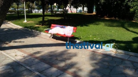 «Πάγωσε» το αίμα περαστικών στη Θεσσαλονίκη: Τον βρήκαν νεκρό σε παγκάκι μέρα μεσημέρι [photos] - Φωτογραφία 2