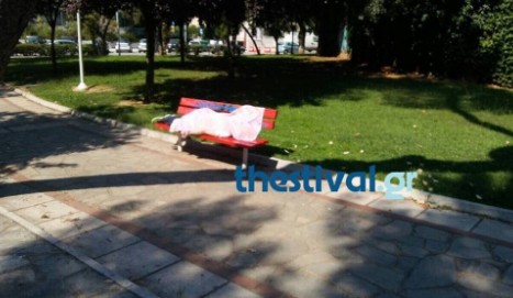 «Πάγωσε» το αίμα περαστικών στη Θεσσαλονίκη: Τον βρήκαν νεκρό σε παγκάκι μέρα μεσημέρι [photos] - Φωτογραφία 3