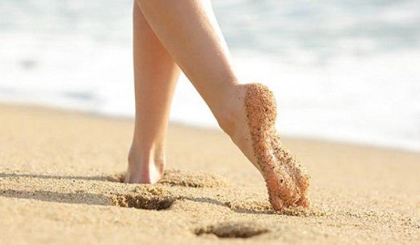 Τι πρέπει να προσέχουμε όταν περπατάμε ξυπόλητοι στην άμμο; - Φωτογραφία 1